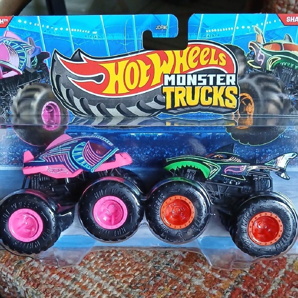 Piran-Ahhhh & Shark Wreak Hot Wheels Monster Trucks 2-Pack